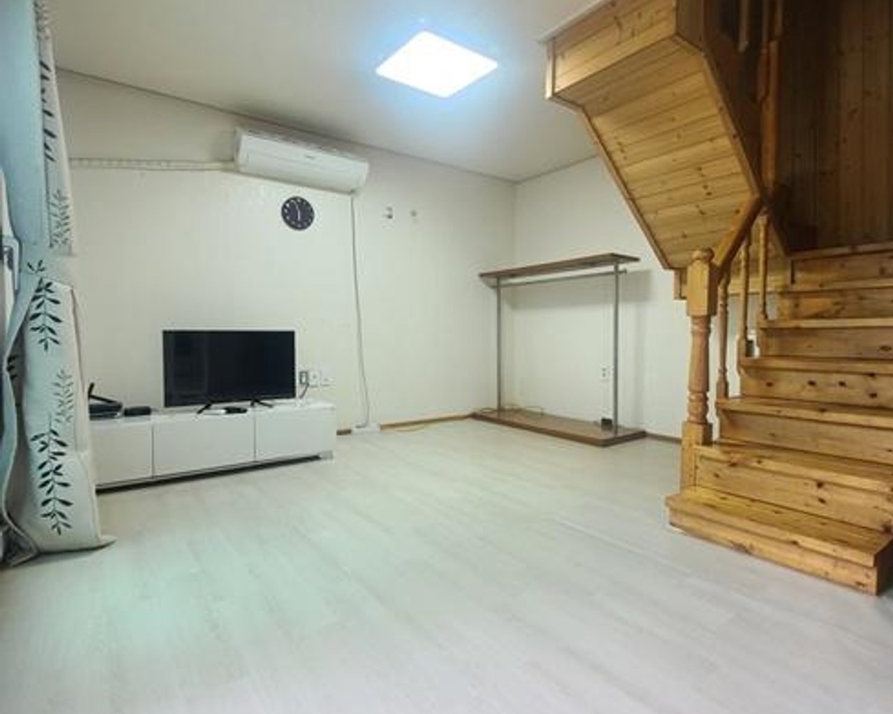 독채 펜션과 데크세트