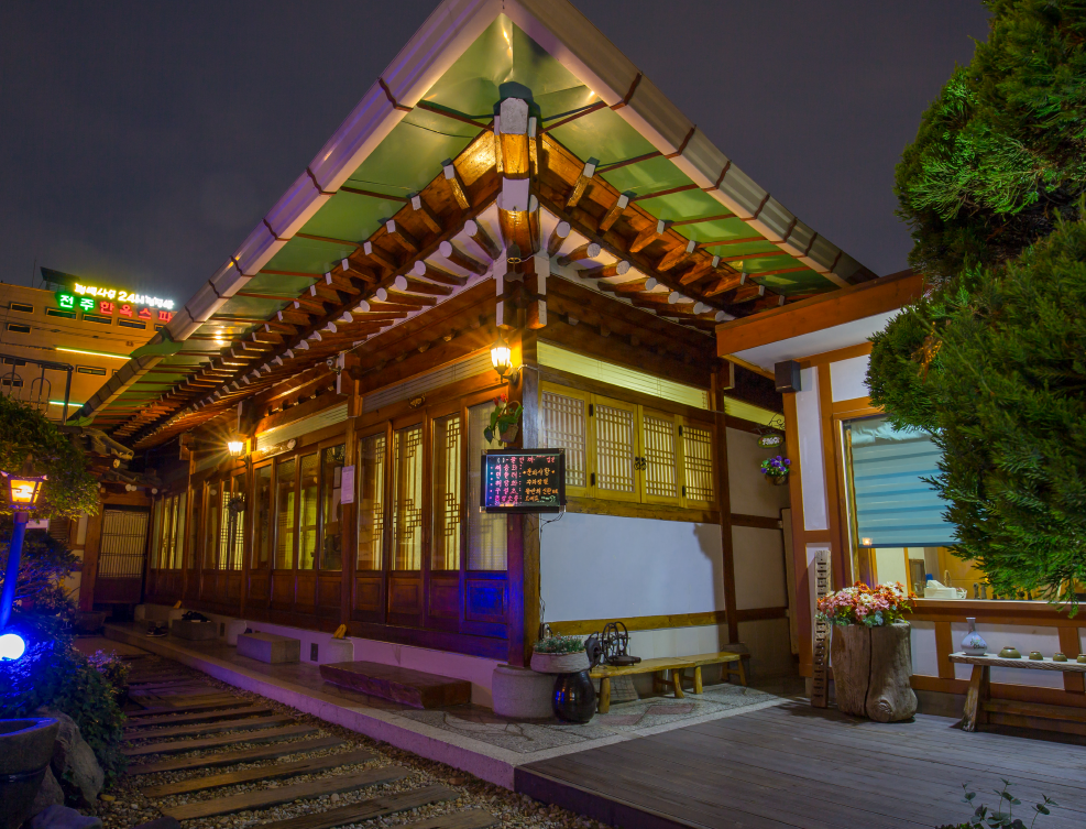 전주 한옥마을 뜰안채 본관 / 