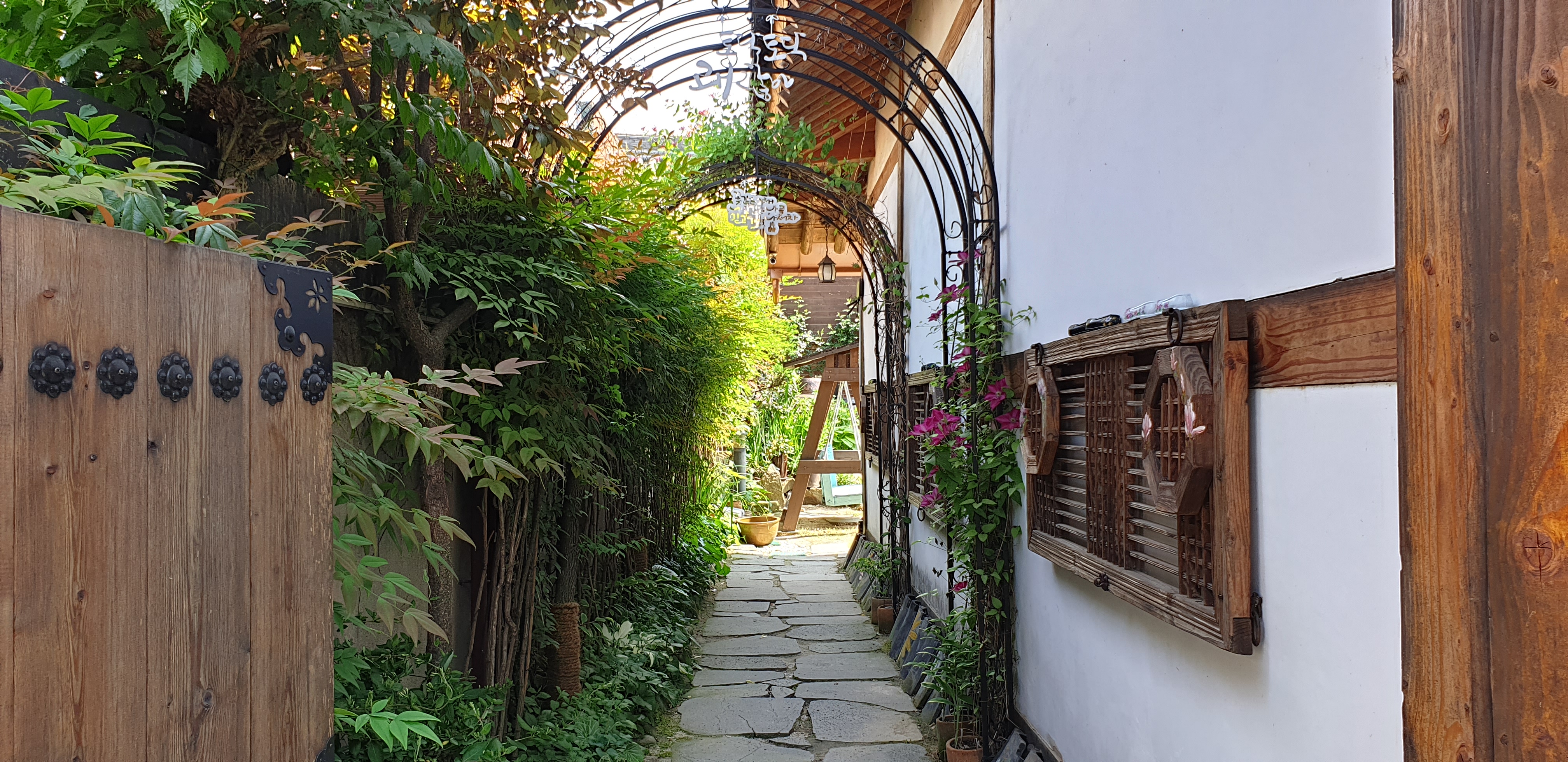 전주 한옥마을 꽃자리 / 