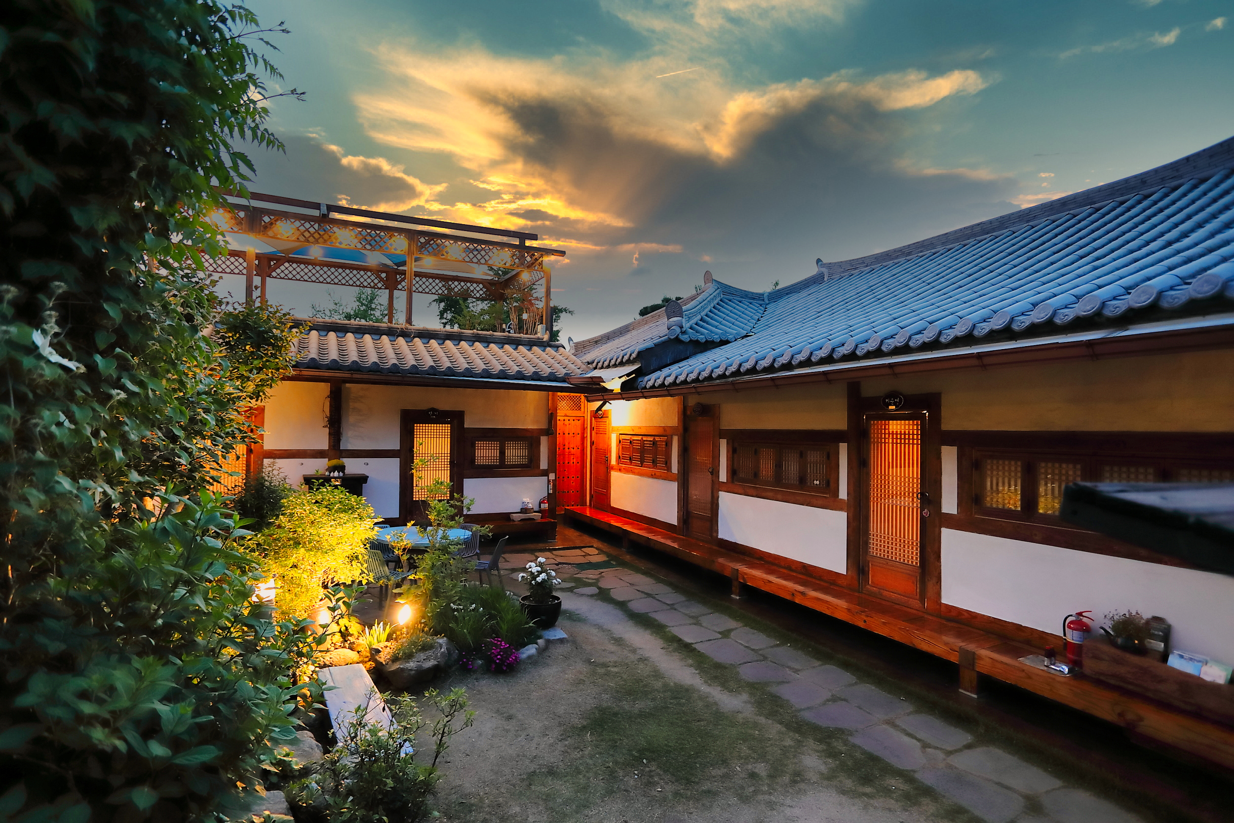 전주 한옥마을 꽃자리 / 