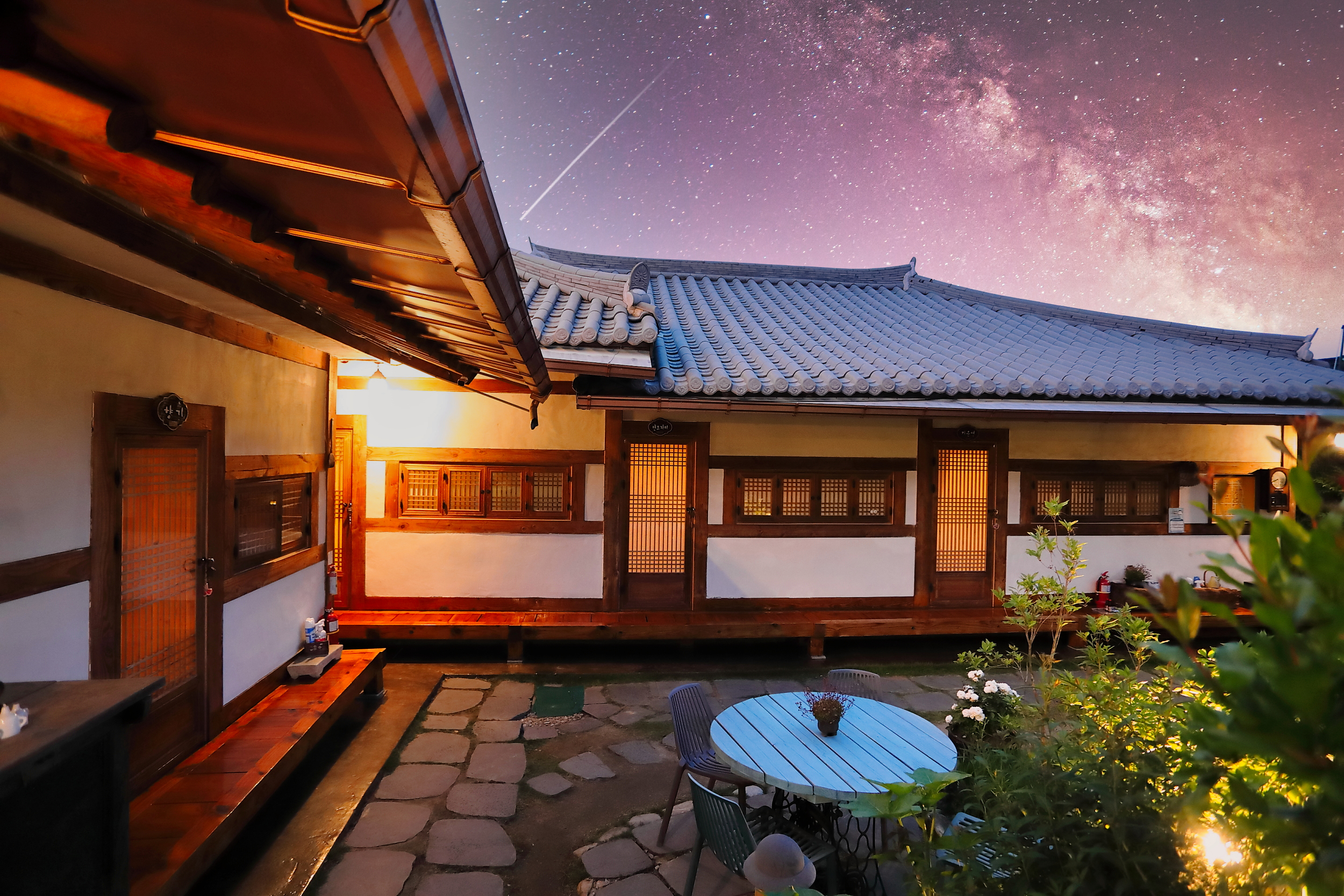 전주 한옥마을 꽃자리 / 