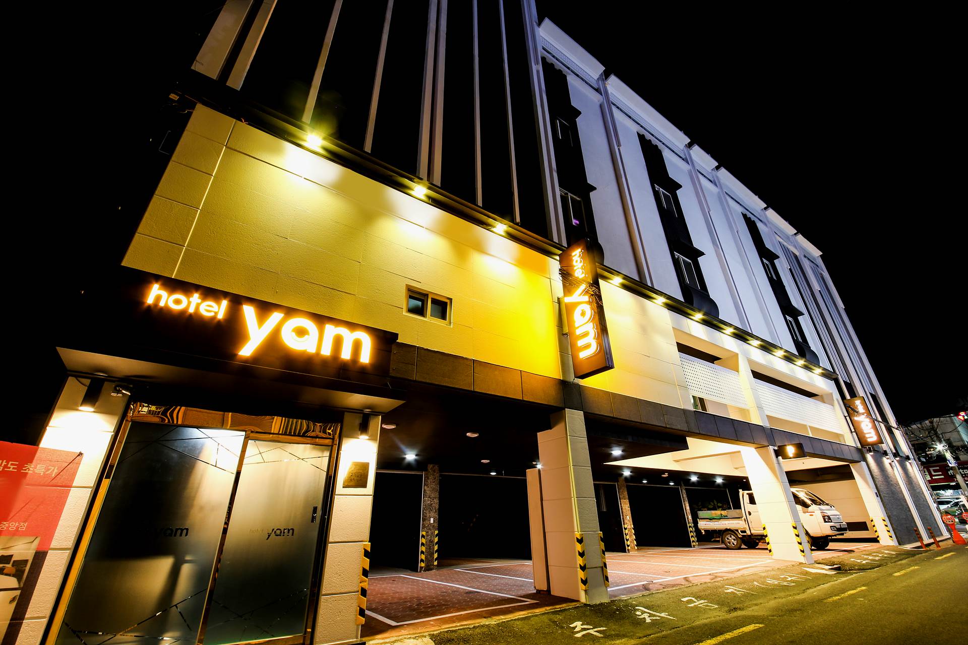 진주 Hotel YAM-진주성점 / 