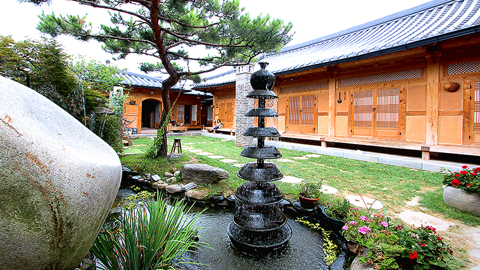 전주 한옥마을 돌담집 안채 / 