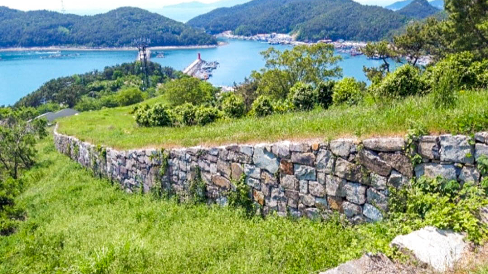 통영 엉클 게스트하우스 / 