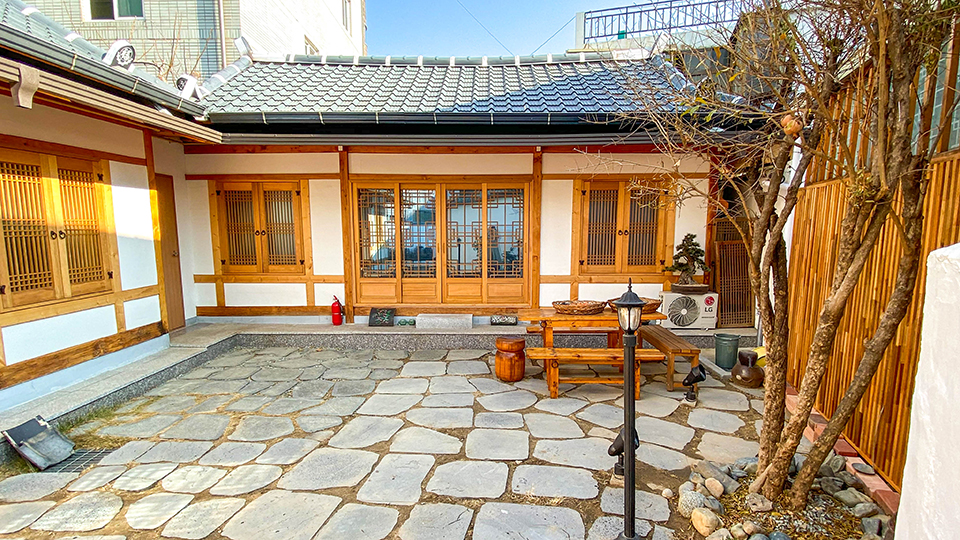 대구 한옥 게스트하우스 안 / 