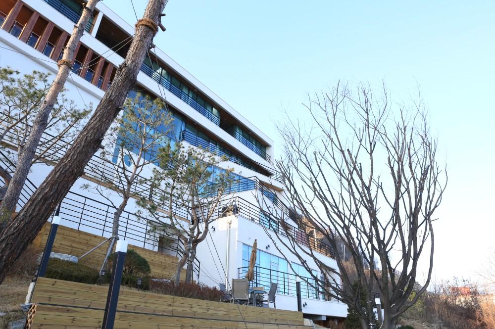 가평 화이트큐브24 노천스파펜션 / 