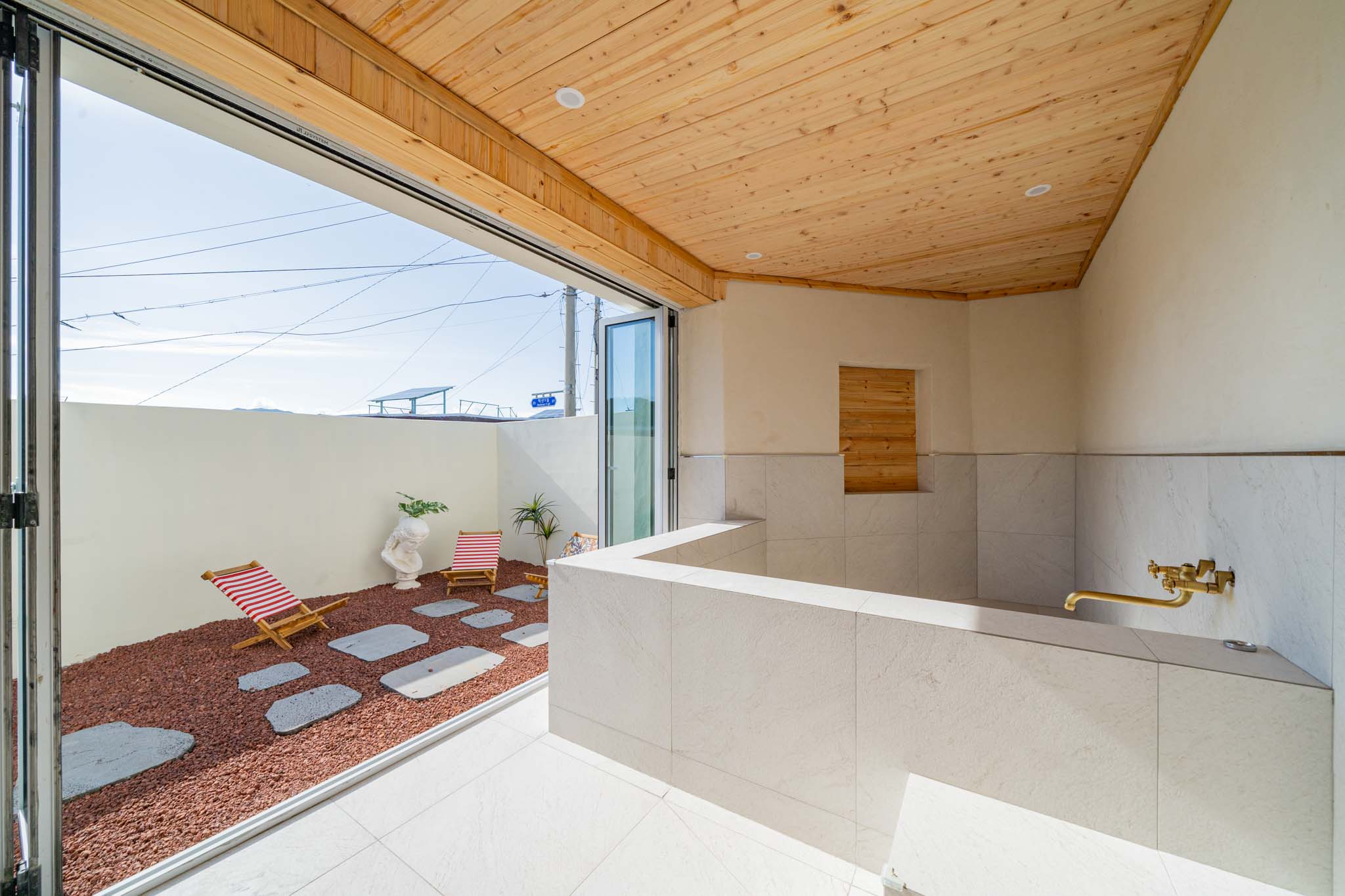 삼척 덕봉주르풀빌라 /